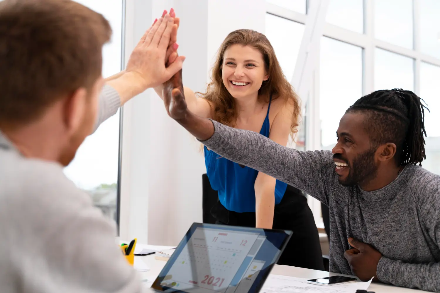 Equipe de rh comemorando os novos benefícios para empresa que conquistaram