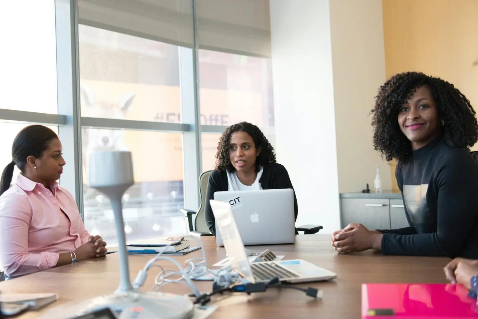 mulheres interessadas na liderança da empresa conversando sobre como ser um bom lider