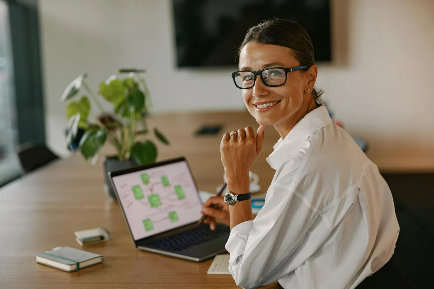 Mulher realizando a gestão de benefícios de sua empresa