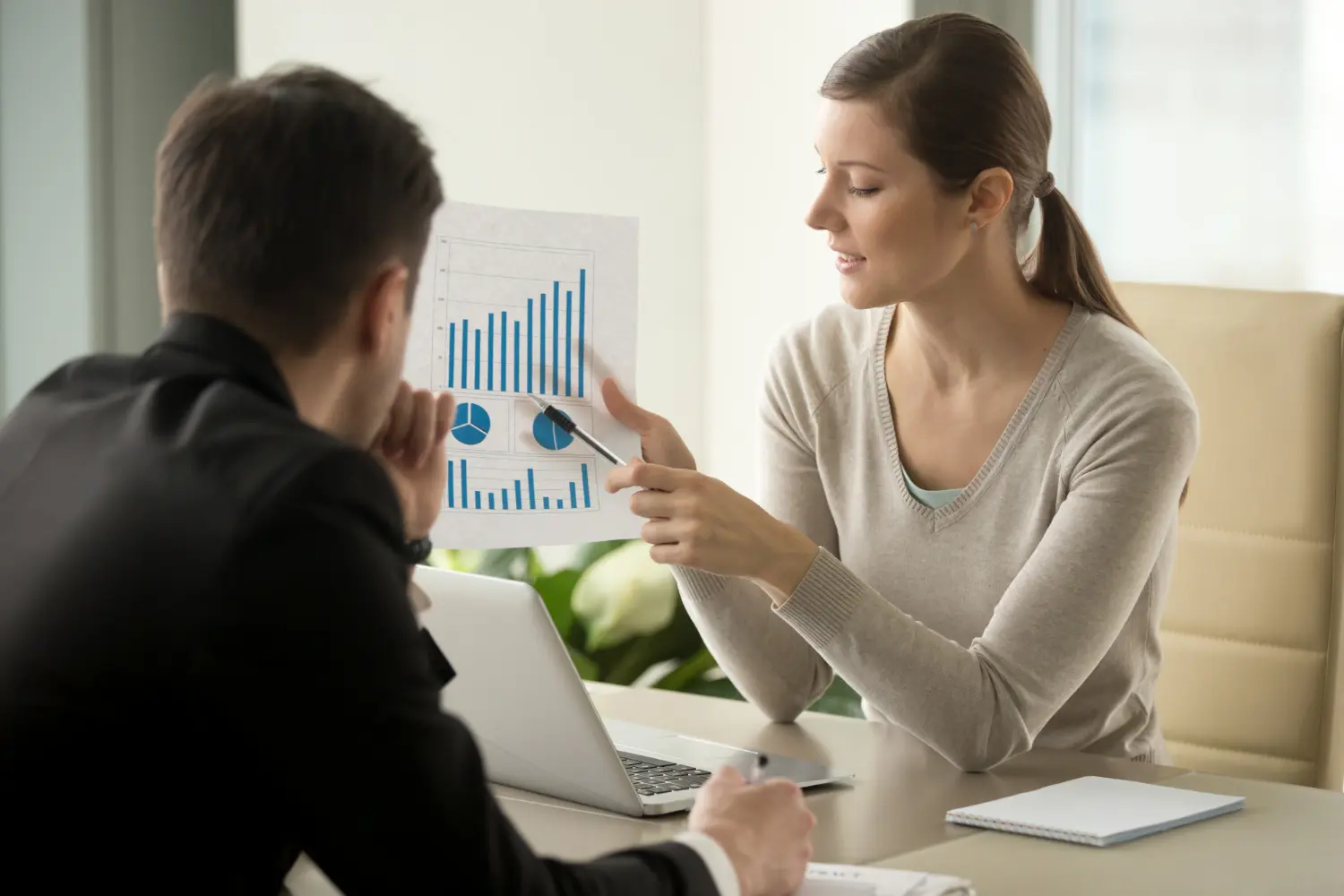 Equipe avaliando o índice de retenção de talentos que aumentou depois da melhora da gestão de benefícios